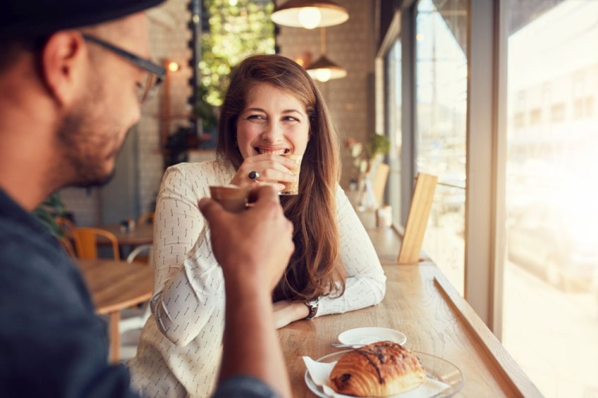 Zwei Freunde sitzen gemeinsam im Kaffee.