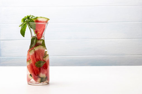 Ein gesundes frisches Wasser mit Melone und Kräutern