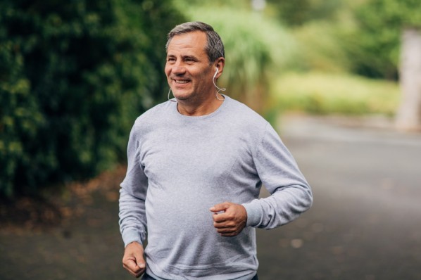 Ein ca 60-jähriger Mann beim Joggen