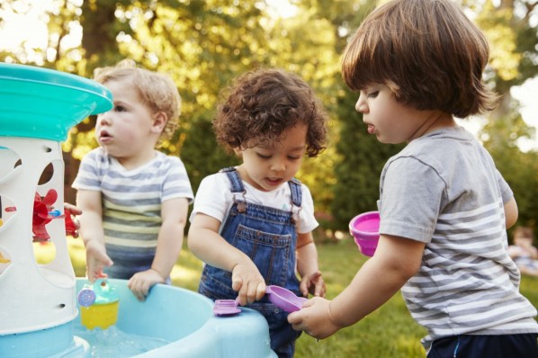 Kindergartenkinder spielen zusammen in der Natur.