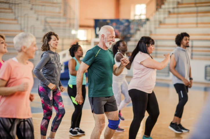 Zumbatänzer machen gemeinsam Sport.