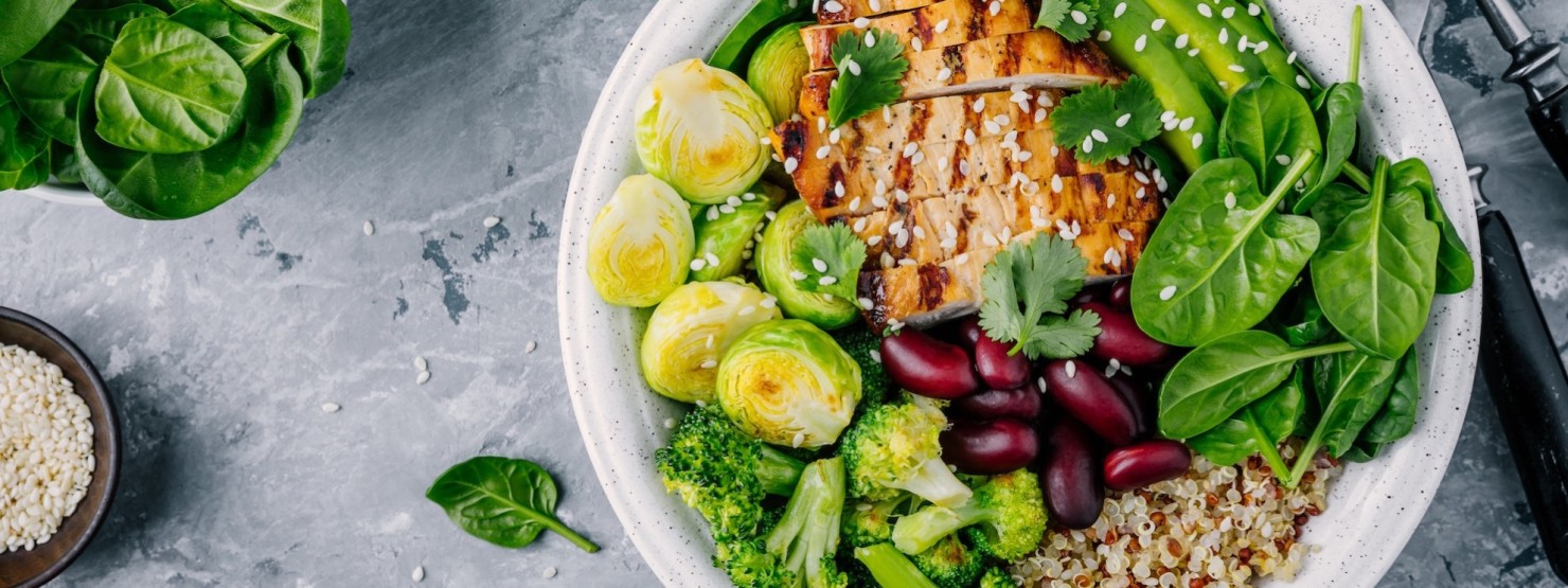 Quinoa-Salat mit knackigem Gemüse