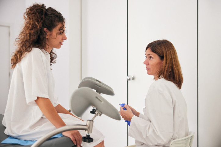 Eine Gynäkologin behandelt eine Frau mit Gebärmuttersenkung