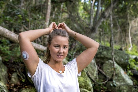 Eine junge Diabetikerin wandert in der Natur.