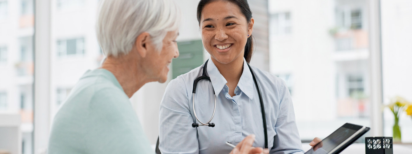 Ärztin informiert Patientin über den neuen digitalen Datenaustausch 