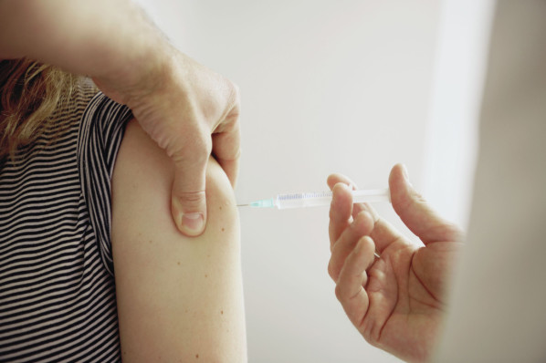 Die Impfung gegen Humane Papillom-Viren (HPV) sollte vor dem ersten Geschlechtsverkehr erfolgen. Empfohlen wird sie für 9- bis 15-jährige Mädchen und Jungen. Für einen vollständigen Schutz sind zwei Impfungen nötig