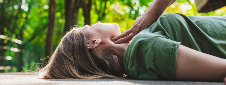 Der Puls einer ohnmächtigen Frau wird kontrolliert