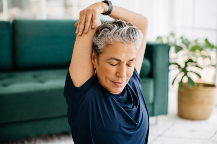 Eine Frau wärmt ihren Körper für das Core-Training auf