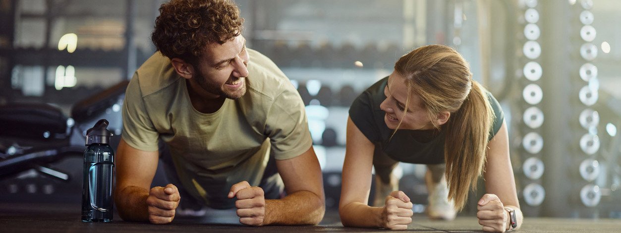 Ein Paar beim gemeinsamen Hybrid-Training