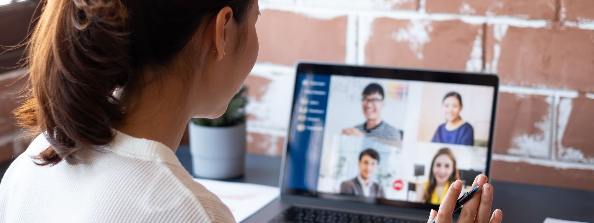 Eine Frau nimmt am Laptop an einem Seminar teil