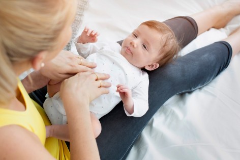 Mutter mit Baby im Schoß