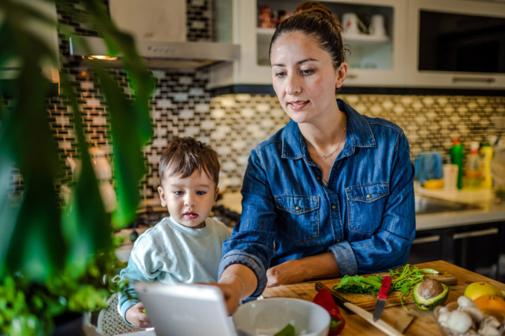 Eine Mutter und ihr Sohn probieren glutenfreie Rezepte aus