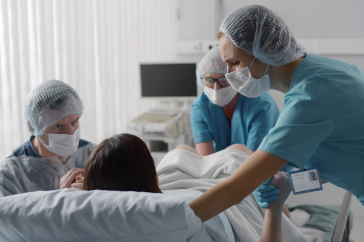 Eine Krankenhausgeburt wird von einem Ärzteteam begleitet