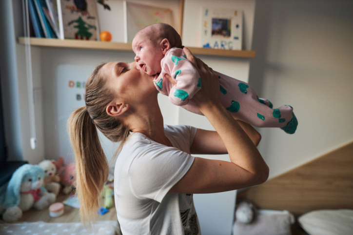 Eine Mutter hält nach überstandener Schwangerschaftscholestase ihr Neugeborenes im Arm