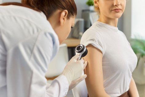 Hautärztin führt bei einer Patientin einen Hautcheck durch