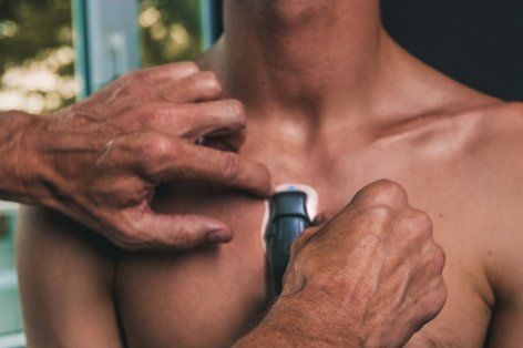 Ein Mann erhält ein Langzeit-EKG