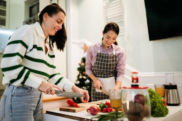 Zwei Freundinnen kochen gesunde Weihnachtsrezepte