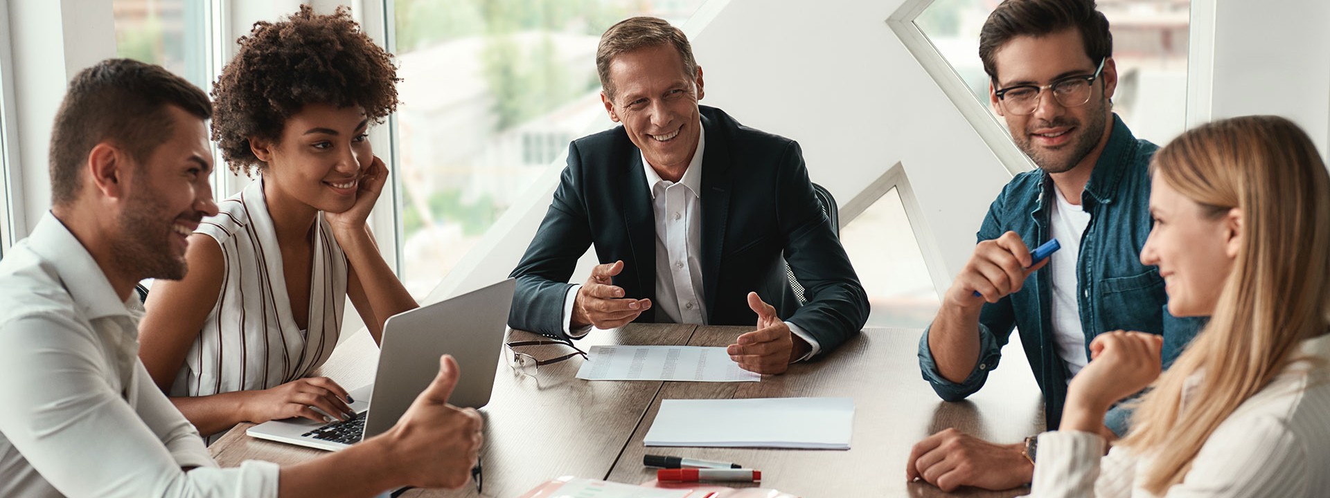 Mehrere Menschen in einem Workshop