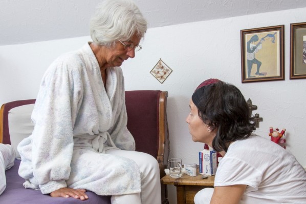 Zum Glück läuft es mit der häuslichen Krankenpflege meist sehr gut. Gibt es jedoch Auffälligkeiten und den Versicherten kommt etwas seltsam vor, können sie sich an die Krankenkasse wenden. Foto: AOK 