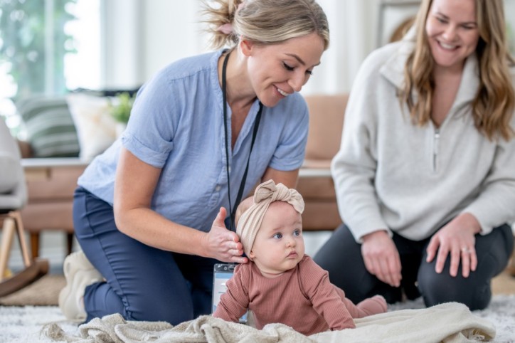 Eine Heilpraktikerin behandelt ein Baby mit KiSS-Syndrom.