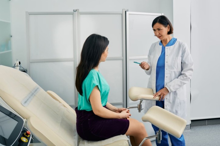 Eine Frau lässt einen HPV-Test bei ihrer Gynäkologin durchführen