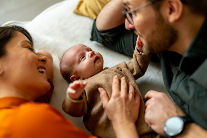 Frisch gebackene Eltern lernen ihr Neugeborenes kennen