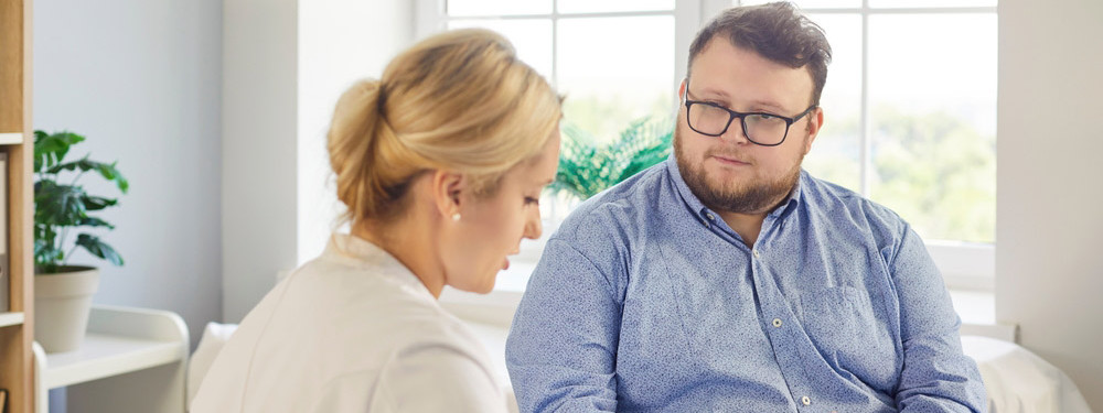 Ein Patient lässt sich im neuen ambulanten OP-Zentrum beraten