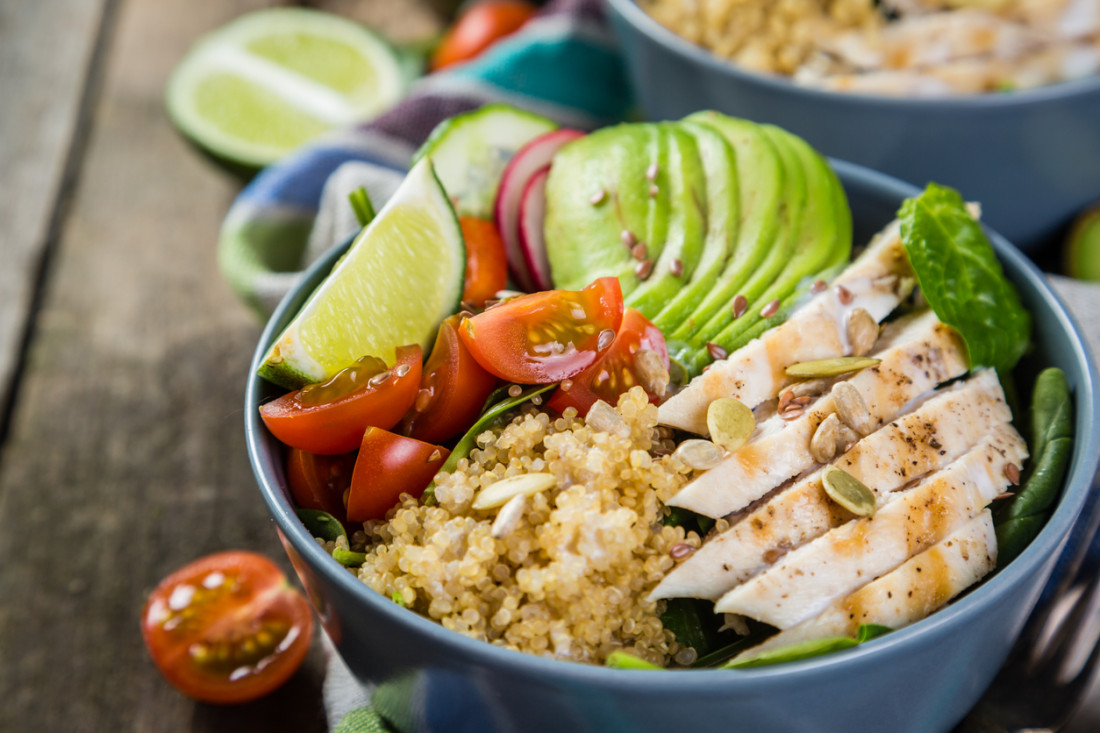 Proteinreiche Quinoa-Hähnchen-Bowl