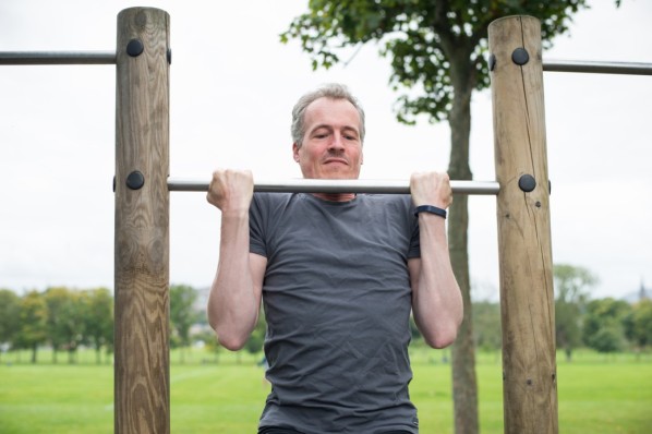 Etwa 50-jähriger Mann betreibt Outdoor Sport im Park.