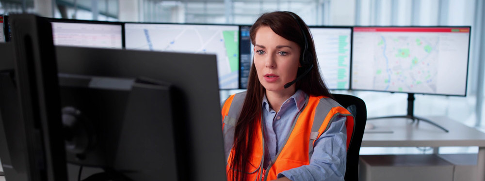 Eine Mitarbeiterin der Leitstelle koordiniert Notrufe