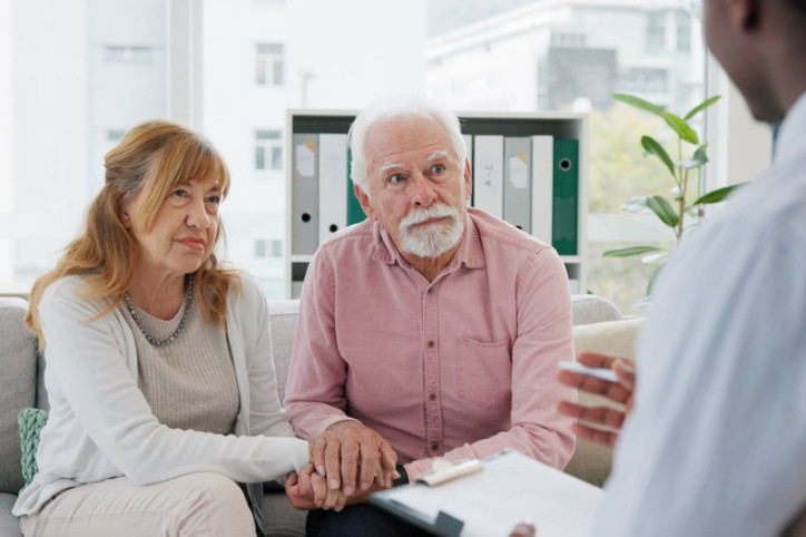 Ein ältere Ehepaar lässt sich von einem Experten der SAKG beraten