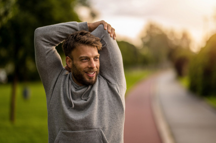 Ein Mann führt Cool Down-Übungen mit den Armen aus