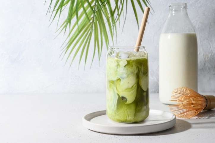 Iced-Matcha-Latte in trendiger Atmosphäre