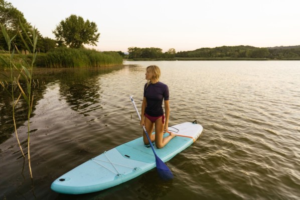 Eine Frau erkundet auf ihrem SUP-Board die Vielfalt Sachsen-Anhalts.