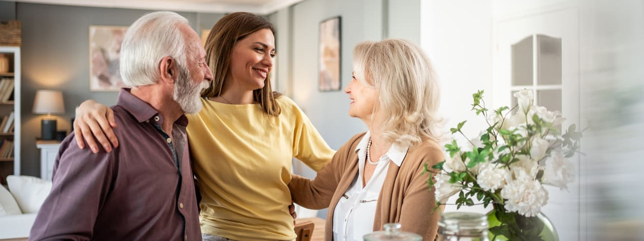 Eine Mutter bringt ihre kleine Tochter in die Kita