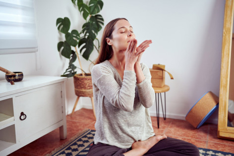 Eine junge Frau probiert Gesichtsyoga aus