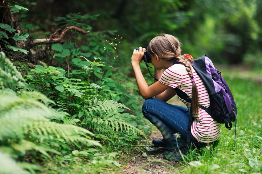 Mädchen fotografiert im Wald
