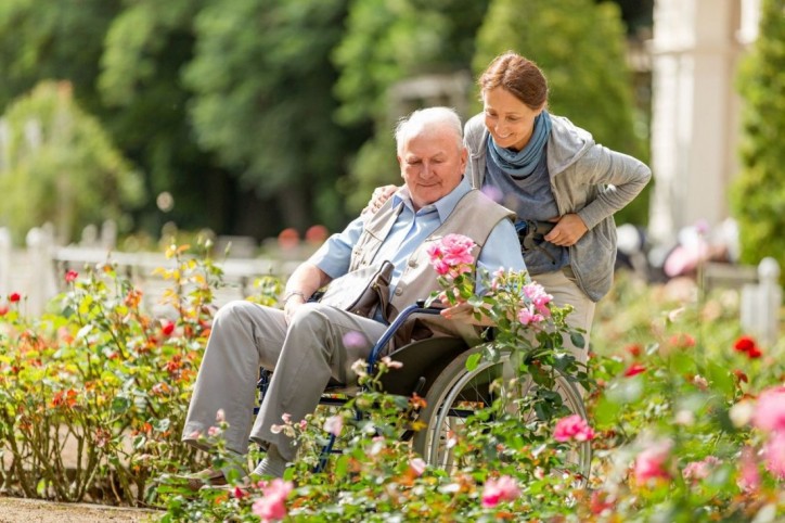 Eine Frau pflegt einen Angehörigen.