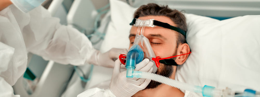 Patient wird in Notaufnahme beatmet