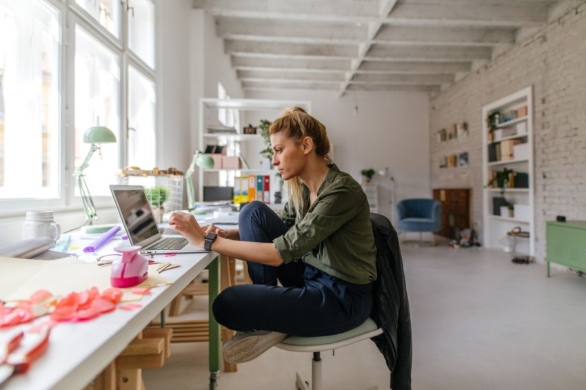 Junge Frau mit Kreativberuf arbeitet in ihrem Atelier
