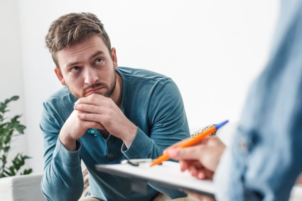 Junger Mann beim Psychotherapeuten