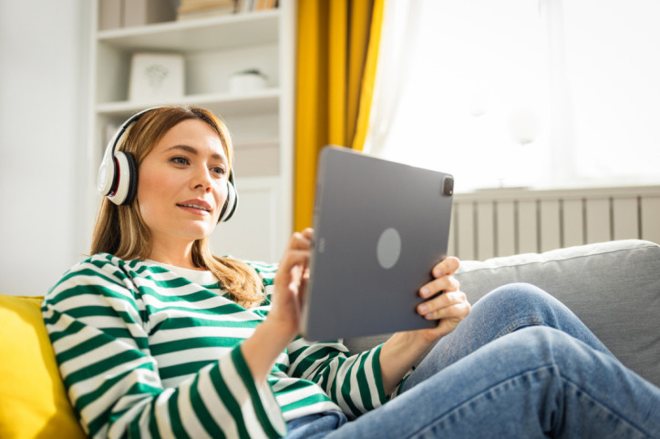 Eine Frau nimmt an der Online-Infoveranstaltung der Unimedizin teil