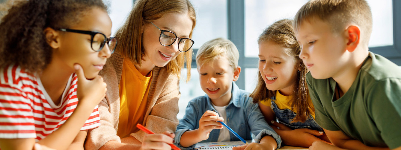 Eine Gruppe Schulkinder beschätfigt sich mit dem Thema Cybermobbing