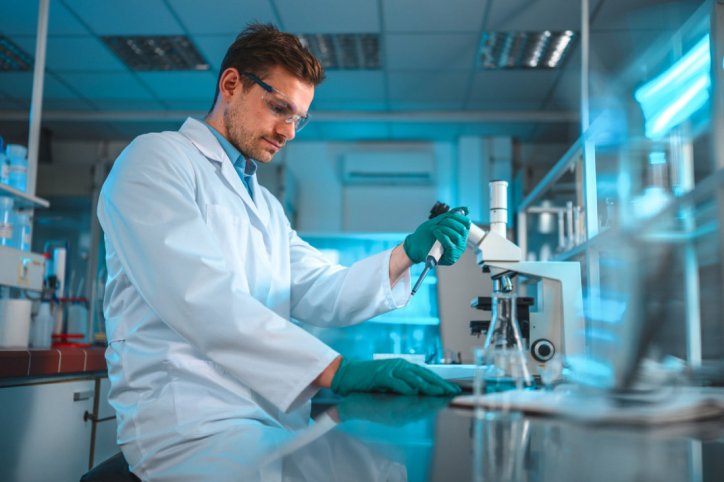 Ein Wissenschaftler forscht an Peptiden