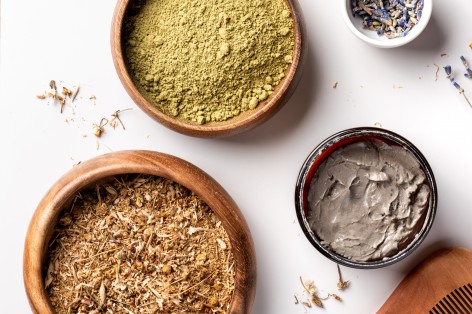 Kamillenblüten und Henna-Pulver als natürliche Mittel zum Haarefärben