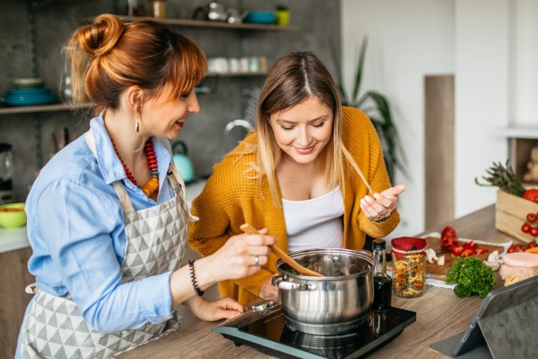 2 Frauen kochen gemeinsam in der Küche
