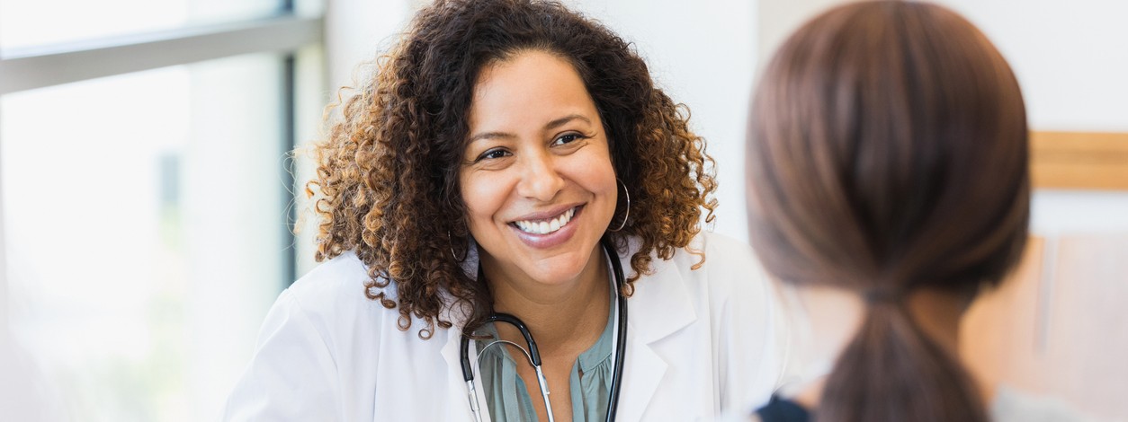 Eine Ärztin der Inneren Medizin berät im Dialysezentrum im Dessau eine Patientin.