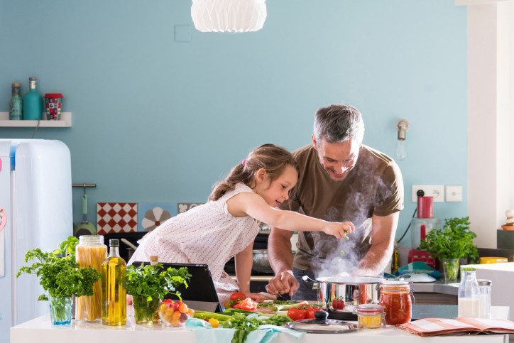 Ein Vater und seine Tochter kochen vitaminreiches Essen