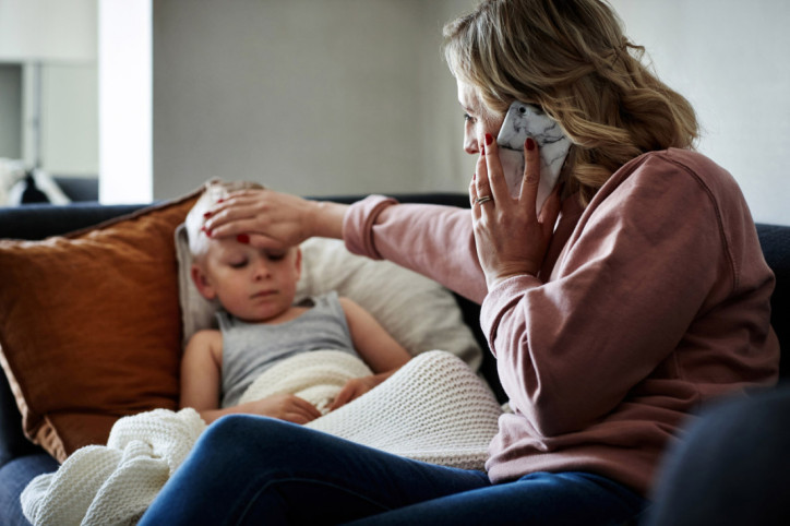 Eine Mutter kontaktiert einen Arzt, da ihr Sohn unter Fieberträumen leidet