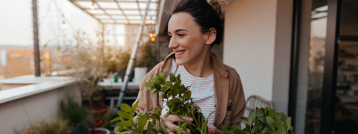 Eine Frau genießt den Frühling auf ihrem Balkon